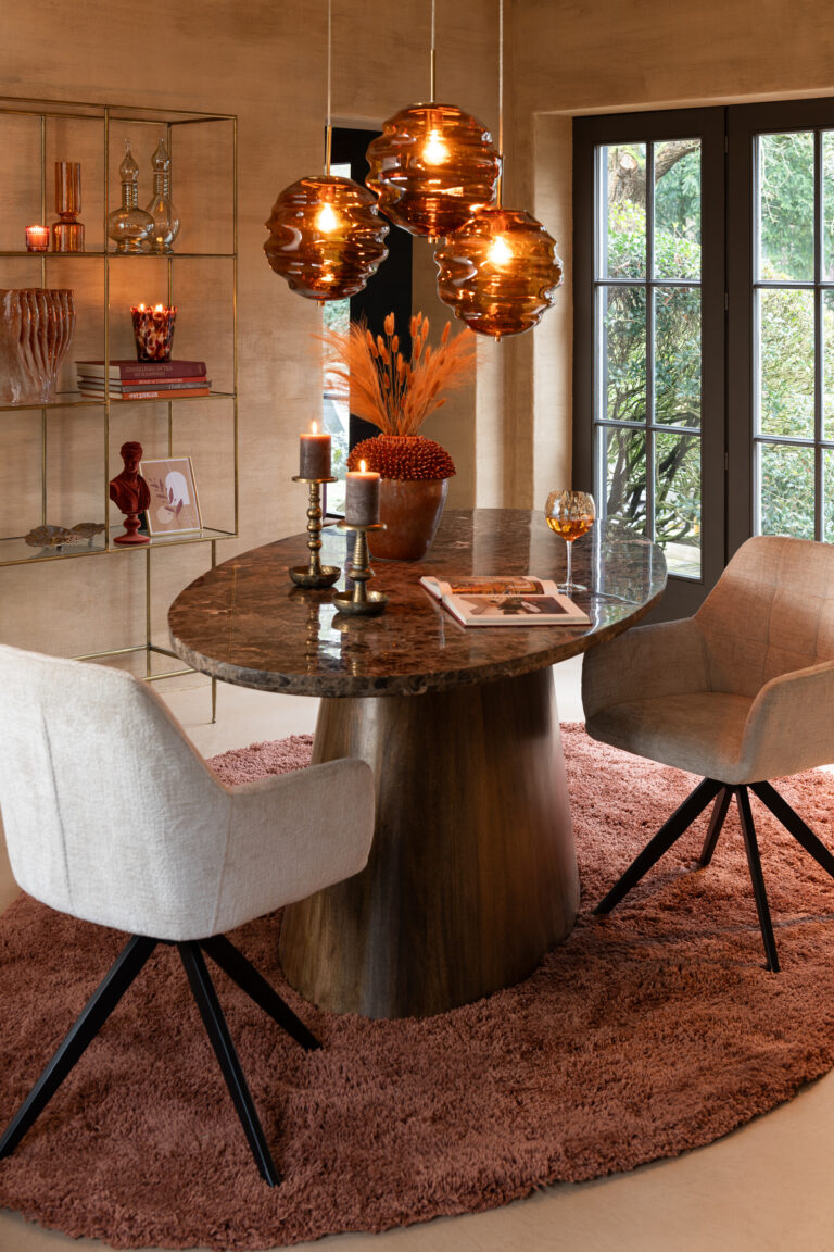 tafel en stoelen